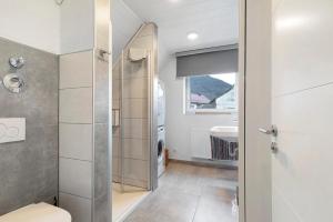 ein Badezimmer mit Dusche, Toilette und Waschbecken in der Unterkunft Rosensteinferien in Heubach