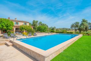 ein Swimmingpool im Garten einer Villa in der Unterkunft Son Maimo in Petra