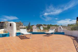 two chairs sitting on top of a patio at Casa Penthouse in Porto Rotondo