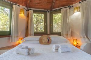 a bedroom with a large bed with towels on it at Casa Penthouse in Porto Rotondo