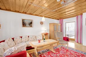 a living room with a couch and a table at Ferienwohnung König im Obergeschoss in Berchtesgaden