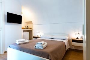a bedroom with a bed with towels on it at Suite Le Cementine in Mottola