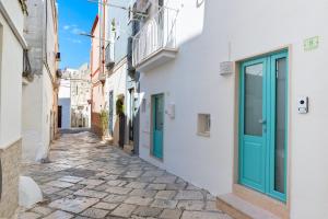 a street in the town of positano with blue doors at Suite Le Cementine in Mottola