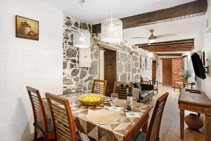 a kitchen and dining room with a table and chairs at La casa nueva in Fátaga