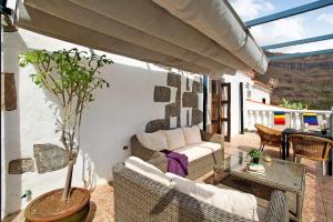 a living room with a couch and a table at La casa nueva in Fátaga