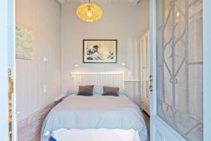 a bedroom with a bed and a chandelier at Habitacion Doble Jardin in Camarles