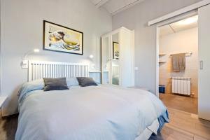 a bedroom with a large white bed in a room at Habitacion Doble Jardin in Camarles +21 photos