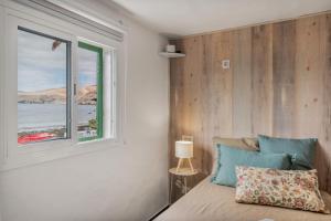 a bedroom with a window and a bed with pillows at Apartamentos Callao in Playa Quemada