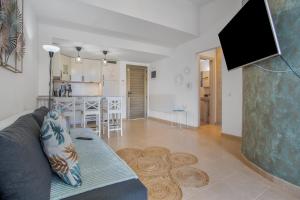 a living room with a couch and a kitchen at vv Sueño Del Mar in Costa de Antigua
