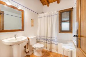 a bathroom with a sink and a toilet and a tub at Casa Vilanova in Peramea +29 photos