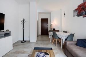 a living room with a couch and a table at Vivere Lerici con parcheggio in Lerici