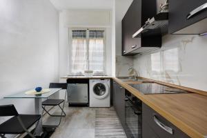 a kitchen with a washer and a washing machine in it at Vivere Lerici con parcheggio in Lerici