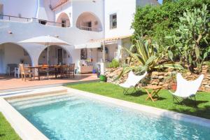 a villa with a swimming pool and a yard at Puigvermell in Pals