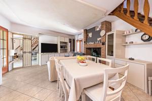a kitchen and dining room with a table and chairs at Lola Home Brenzone in Brenzone sul Garda