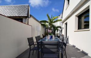 a table and chairs on a balcony with a table and chairs at Ty Laouen Gite Quiberon in Quiberon