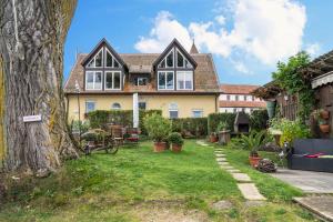 a large house with a yard with plants at Appartement Böhler 2 in Reichenau