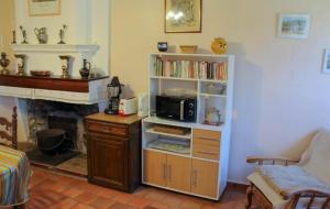 a living room with a book shelf with a microwave at Gîte Clarisse, piscine, animaux, pk in Allemagne-en-Provence +3 photos