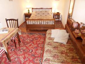 a bedroom with a bed and a table and chairs at Gîte Clarisse, piscine, animaux, pk in Allemagne-en-Provence