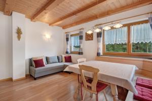 a living room with a table and a couch at Sprenghof Ferienwohnung in Sarntal