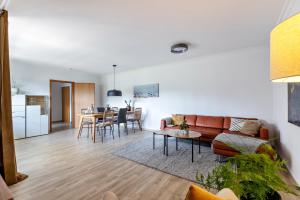 a living room with a couch and a table at Ferienwohnung Meeressand in Böhl