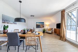 a dining room and living room with a table and chairs at Ferienwohnung Meeressand in Böhl