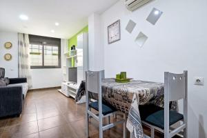 eine Küche und ein Wohnzimmer mit Tisch und Stühlen in der Unterkunft Vendrell Centre in El Vendrell