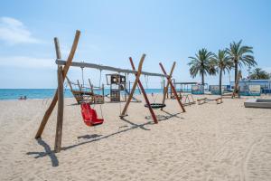 eine Schaukelanlage am Strand mit Blick auf das Meer in der Unterkunft Vendrell Centre in El Vendrell