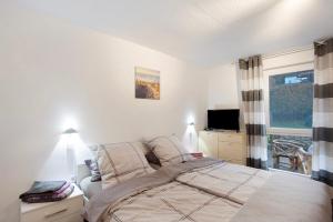 a bedroom with a bed and a window at Lausebuche Im Sauerland in Lennestadt