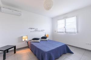 a white room with a bed and a window at Maison La Dune, Piscine et Jardin in Messanges +37 photos