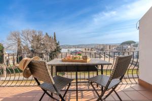 a patio with a table and chairs on a balcony at Bella mar in L'Escala