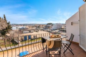 a balcony with a table and chairs and a view at Bella mar in L'Escala