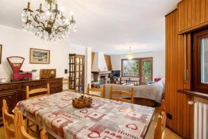 a kitchen and dining room with a table and chairs at Maison La Truite in Morgex