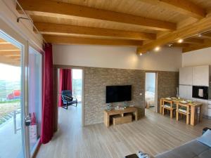 a living room with a television and a living room with a couch at Casa Vacanze Elios in Valdamonte