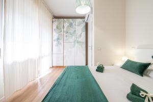 a bedroom with a green rug on the floor at Sa Mariposa in Cagliari