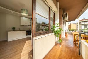 an open kitchen and living room in a house at Sa Mariposa in Cagliari