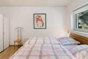 a bedroom with a bed and a window at Ferienwohnung Kupfer in Niestetal