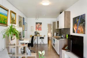 a kitchen with a living room and a dining room at Ferienwohnung Kupfer in Niestetal