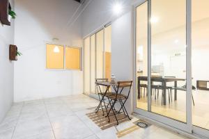 a dining area with a table and chairs in a room at Casa Io in Mindelo
