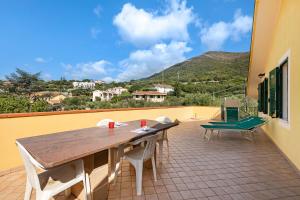 a patio with a table and chairs on a balcony at La Casa di Lady in Ceriale