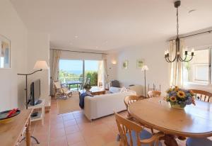 ein Wohnzimmer mit einem Tisch und einem Sofa in der Unterkunft Flor Begur in Begur