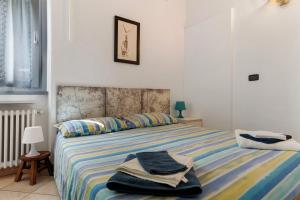 a bedroom with a bed with towels on it at Ciclamino Superior Otto in San Lorenzo in Banale