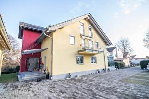 a yellow and red house on a cobblestone street at Haus Ruther - Wohnung 1 in Bad Saulgau