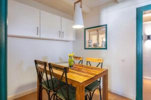 a dining room with a wooden table and chairs at Knutzenswarft - Strandläufer in Westerhever