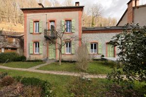 an old brick house with a bench in front of it at Gite Decauville in Uchentein