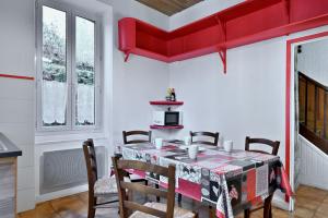 a dining room with a table and chairs at Gite Decauville in Uchentein