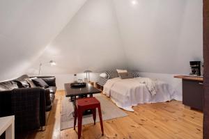 ein Wohnzimmer mit einem Bett und einem Tisch in der Unterkunft McIntosh in Groß Wokern