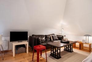 ein Wohnzimmer mit Sofa und Tisch in der Unterkunft McIntosh in Groß Wokern