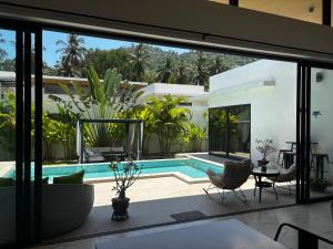 a house with a view of a swimming pool at villa du bonheur in Koh Samui +6 photos