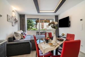 a living room with a table and a couch at Apartment il cuore rosso in Naturno
