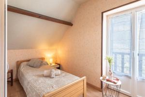 ein Schlafzimmer mit einem Bett und einem Fenster in der Unterkunft Gary Vallée in Sazos